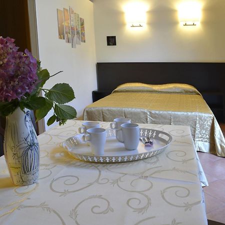 Gemelli Holidays -2 Easy Lofts, Groundfloor With Courtyard, Mezzanine Bedroom, Baby & Pet Friendly, Near Monte Mario Station Connecting To Center In 20 Minutes, 2 Steps From Bus, Groceries, Restaurants, Park, Cycle Path - Warm Guest Care In 4 Languag Kültér fotó