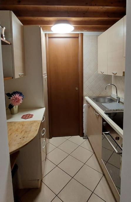 Gemelli Holidays -2 Easy Lofts, Groundfloor With Courtyard, Mezzanine Bedroom, Baby & Pet Friendly, Near Monte Mario Station Connecting To Center In 20 Minutes, 2 Steps From Bus, Groceries, Restaurants, Park, Cycle Path - Warm Guest Care In 4 Languag Kültér fotó