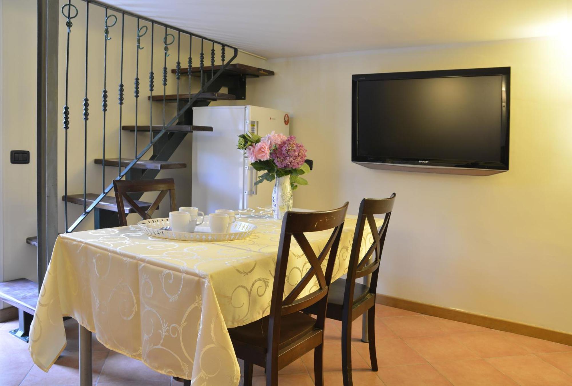 Gemelli Holidays -2 Easy Lofts, Groundfloor With Courtyard, Mezzanine Bedroom, Baby & Pet Friendly, Near Monte Mario Station Connecting To Center In 20 Minutes, 2 Steps From Bus, Groceries, Restaurants, Park, Cycle Path - Warm Guest Care In 4 Languag Kültér fotó
