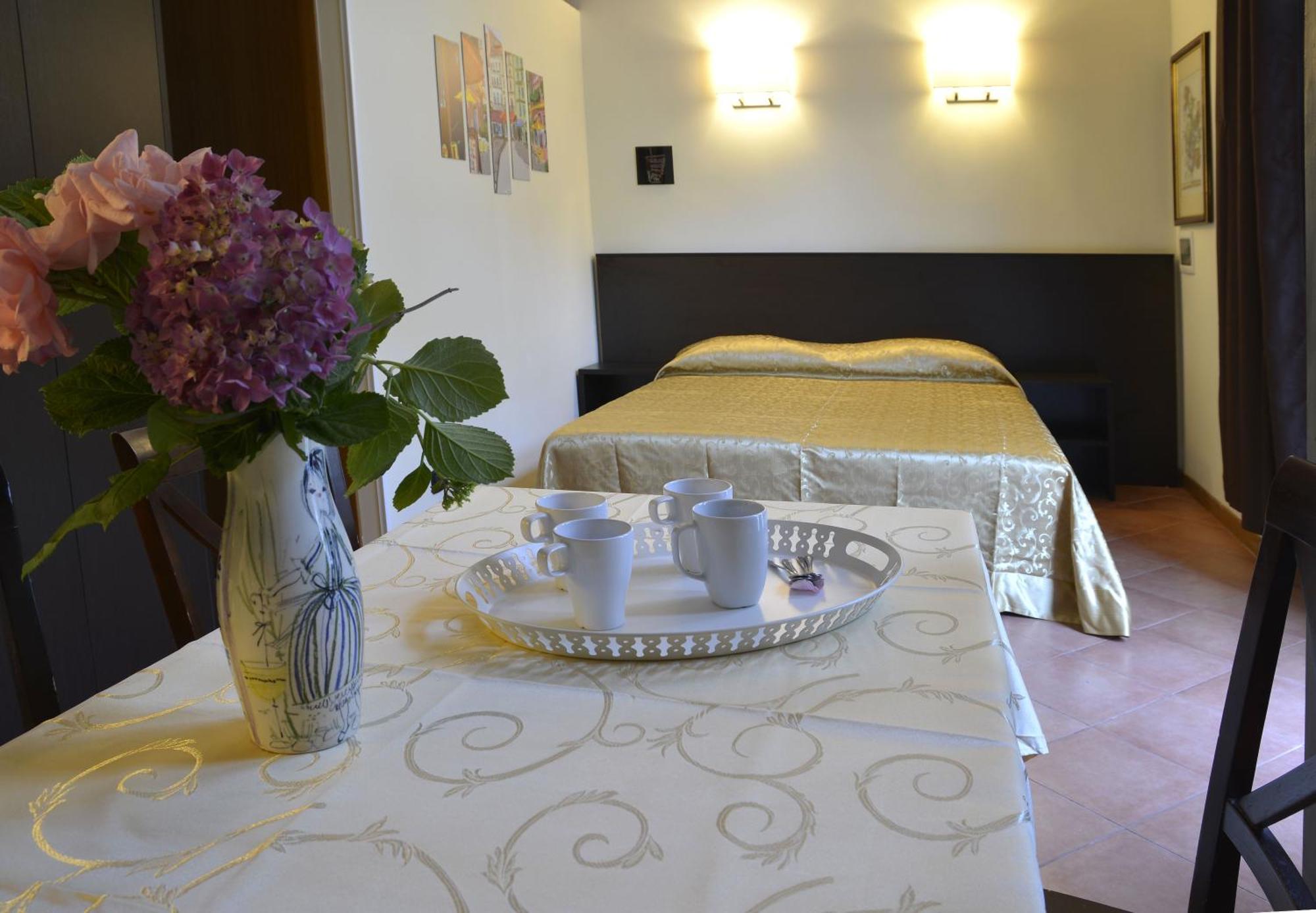 Gemelli Holidays -2 Easy Lofts, Groundfloor With Courtyard, Mezzanine Bedroom, Baby & Pet Friendly, Near Monte Mario Station Connecting To Center In 20 Minutes, 2 Steps From Bus, Groceries, Restaurants, Park, Cycle Path - Warm Guest Care In 4 Languag Kültér fotó
